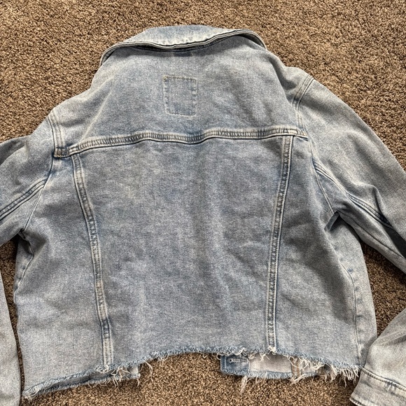 Hollister Women’s Xl but fits Large Light Wash Distressed Denim Jacket EUC - Picture 10 of 11